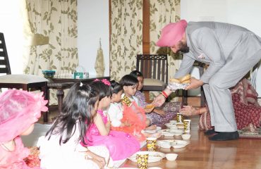 चैत्र नवरात्रि की दुर्गा अष्टमी के अवसर पर देवी स्वरूपा कन्याओं का पूजन करते हुए राज्यपाल।