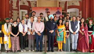 राजभवन में हिमाचल प्रदेश का स्थापना दिवस के अवसर पर छात्र-छात्राओं के साथ राज्यपाल।