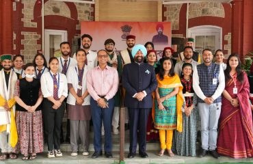 राजभवन में हिमाचल प्रदेश का स्थापना दिवस के अवसर पर छात्र-छात्राओं के साथ राज्यपाल।