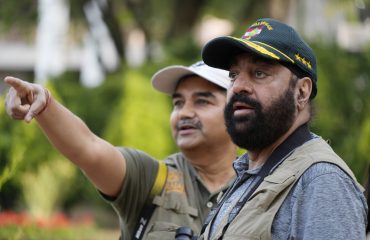 राजभवन परिसर में बर्ड वॉचिंग के दौरान पक्षियों को देखते हुए राज्यपाल।