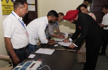 पोलिंग बूथ पहुंच कर अपने मताधिकार का प्रयोग करते हुए राज्यपाल राज्यपाल लेफ्टिनेंट जनरल गुरमीत सिंह (से नि) तथा प्रथम महिला श्रीमती गुरमीत कौर।