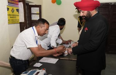 पोलिंग बूथ पहुंच कर अपने मताधिकार का प्रयोग करते हुए राज्यपाल राज्यपाल लेफ्टिनेंट जनरल गुरमीत सिंह (से नि) तथा प्रथम महिला श्रीमती गुरमीत कौर।