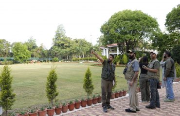 राजभवन परिसर में बर्ड वॉचिंग के दौरान पक्षियों को देखते हुए राज्यपाल।