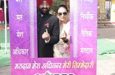 मतदान के पश्चात सेल्फी पॉइंट में फोटो खिंचवाते हुए राज्यपाल राज्यपाल लेफ्टिनेंट जनरल गुरमीत सिंह (से नि) तथा प्रथम महिला श्रीमती गुरमीत कौर।