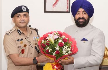 राज्यपाल से राजभवन में शिष्टाचार भेंट करते हुए डीजीपी अभिनव कुमार।