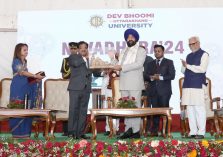 Chancellor of the University, Shri Sanjay Bansal welcoming and congratulating the Governor by giving him a memento.;?>