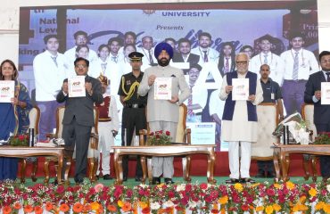 देवभूमि उत्तराखंड विश्वविद्यालय में आयोजित कार्यक्रम के अवसर पर पुस्तक का विमोचन करते हुए राज्यपाल।