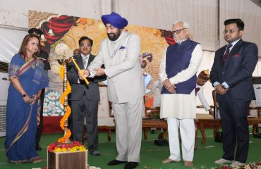 .देवभूमि उत्तराखंड विश्वविद्यालय में आयोजित दो दिवसीय नेशनल टेक्नो फेस्ट एंड हायर एजुकेशन कॉन्क्लेव ‘नवधारा’ का दीप प्रज्वलित कर शुभारंभ करते हुए राज्यपाल।