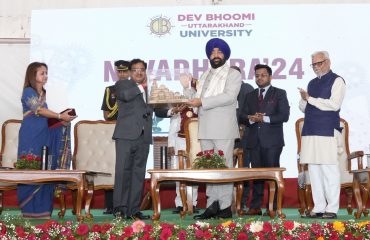 राज्यपाल का स्मृति चिन्ह देकर स्वागत एवं अभिनंदन करते हुए विश्वविद्यालय के कुलाधिपति श्री संजय बंसल।