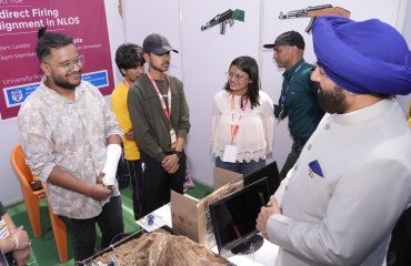 विश्वविद्यालय के छात्र-छात्राओं द्वारा प्रदर्शित मॉडल का अवलोकन करते हुए राज्यपाल।