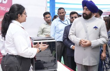विश्वविद्यालय के छात्र-छात्राओं द्वारा प्रदर्शित मॉडल का अवलोकन करते हुए राज्यपाल।