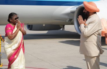 The Governor greeting and welcoming Hon'ble President Smt. Draupadi Murmu at Jolly Grant Airport on her arrival in Uttarakhand.