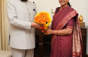 राज्यपाल से राजभवन में शिष्टाचार भेंट करती हुईं मुख्य सचिव श्रीमती राधा रतूड़ी।
