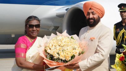 The Governor greeting and welcoming Hon'ble President Smt. Draupadi Murmu at Jolly Grant Airport on her arrival in Uttarakhand.
