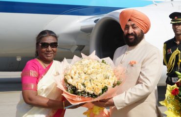 The Governor greeting and welcoming Hon'ble President Smt. Draupadi Murmu at Jolly Grant Airport on her arrival in Uttarakhand.