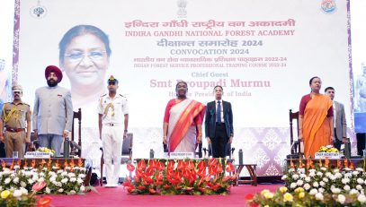 Hon'ble President Smt. Droupadi Murmu along with the Hon'ble Governor participating in the convocation ceremony of Indian Forest Service probationers at Indira Gandhi National Forest Academy, Dehradun.