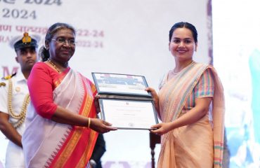 भारतीय वन सेवा के परिवीक्षार्थियों को प्रमाण पत्र और पदक प्रदान करती हुईं राष्ट्रपति श्रीमती द्रौपदी मुर्मु साथ में राज्यपाल।