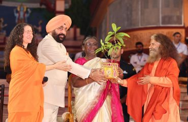 परमार्थ निकेतन आश्रम, ऋषिकेश में माननीय राष्ट्रपति श्रीमती द्रौपदी मुर्म एवं राज्यपाल को स्मृति चिन्ह स्वरूप पौधा भेंट करते हुए परमार्थ निकेतन के अध्यक्ष।