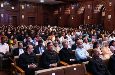 दीक्षांत समारोह के अवसर पर प्रशिक्षणरत व्यावसायिक प्रशिक्षण पाठ्यक्रम के भारतीय वन सेवा के परिवीक्षार्थी।