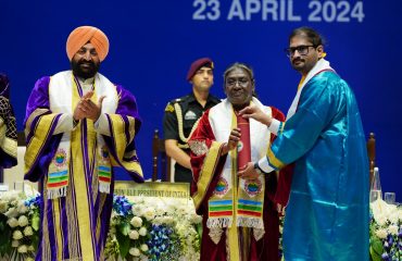 Hon'ble President Smt. Draupadi Murmu giving degrees to medical students at the fourth convocation ceremony of AIIMS, Rishikesh along with the Governor.