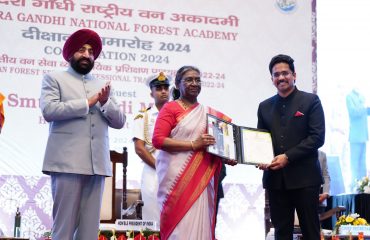 भारतीय वन सेवा के परिवीक्षार्थियों को प्रमाण पत्र और पदक प्रदान करती हुईं राष्ट्रपति श्रीमती द्रौपदी मुर्मु साथ में राज्यपाल।