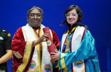 Hon'ble President Smt. Draupadi Murmu giving degrees to medical students at the fourth convocation ceremony of AIIMS, Rishikesh along with the Governor.
