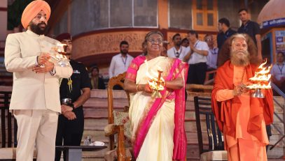 Hon'ble President, Smt. Draupadi Murmu and Governor participating in Maa Ganga Aarti on the banks of Ganga in Rishikesh.