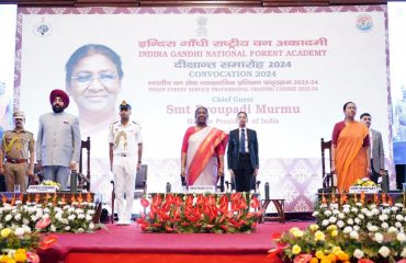इन्दिरा गांधी राष्ट्रीय वन अकादमी, देहरादून में भारतीय वन सेवा के परिवीक्षार्थियों के दीक्षांत समारोह में प्रतिभाग करती हुईं राष्ट्रपति श्रीमती द्रौपदी मुर्मु साथ में राज्यपाल।