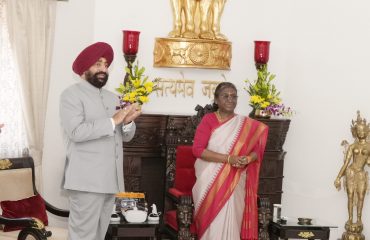 राजभवन देहरादून के वर्चुअल टूर का लोकार्पण करती हुईं राष्ट्रपति।