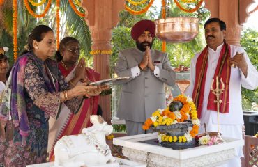राजभवन स्थित राजप्रज्ञेश्वर महादेव मंदिर में पूजा-अर्चना करती हुईं राष्ट्रपति साथ में राज्यपाल।