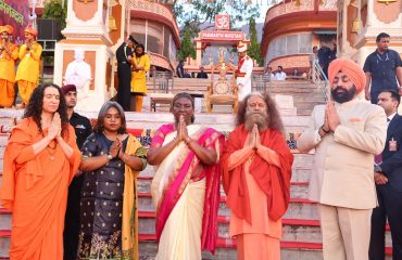 ऋषिकेश में गंगा तट पर मां गंगा आरती में प्रतिभाग करती हुईं माननीय राष्ट्रपति श्रीमती द्रौपदी मुर्म एवं राज्यपाल।