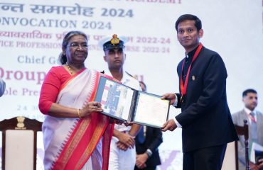 भारतीय वन सेवा के परिवीक्षार्थियों को प्रमाण पत्र और पदक प्रदान करती हुईं राष्ट्रपति श्रीमती द्रौपदी मुर्मु साथ में राज्यपाल।