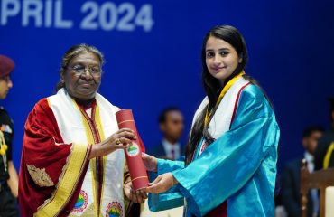 एम्स, ऋषिकेश के चतुर्थ दीक्षांत समारोह में मेडिकल के विद्यार्थियों को उपाधि प्रदान करती हुईं माननीय राष्ट्रपति श्रीमती द्रौपदी मुर्मु साथ में राज्यपाल।