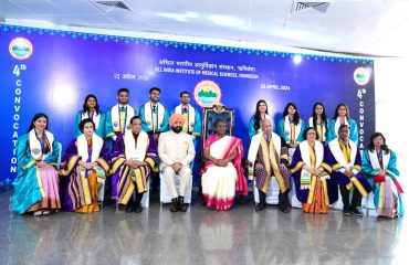 एम्स, ऋषिकेश के चतुर्थ दीक्षांत समारोह में उपाधि प्राप्त विद्यार्थियों के साथ माननीय राष्ट्रपति श्रीमती द्रौपदी मुर्मु एवं राज्यपाल।