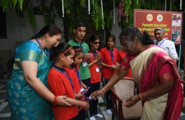 नारी शक्ति केंद्र परमार्थ में बच्चों को उपहार भेंट करती हुईं माननीय राष्ट्रपति श्रीमती द्रौपदी मुर्म।