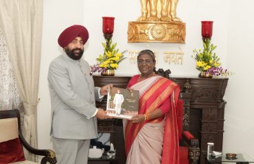 राष्ट्रपति को कॉफी टेबल बुक भेंट करते हुए राज्यपाल।