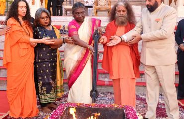 ऋषिकेश में गंगा तट पर मां गंगा आरती में प्रतिभाग करती हुईं माननीय राष्ट्रपति श्रीमती द्रौपदी मुर्म एवं राज्यपाल।
