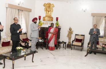 राजभवन देहरादून के वर्चुअल टूर का लोकार्पण करती हुईं राष्ट्रपति।