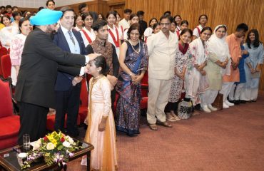 Hon'ble Governor meeting with students in the program.