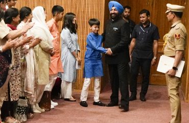 Hon'ble Governor meeting with students in the program.