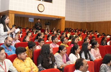 Student communicating with the Hon'ble Governor on the occasion of the program.