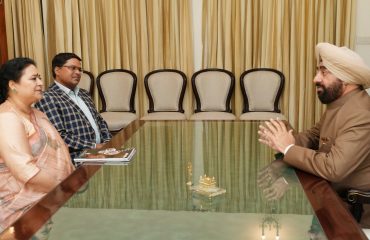 USERC Director Prof. Anita Rawat and scientist Dr. O.P. Nautiyal while talking to the Governor.