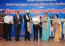 Hon'ble Governor honoring doctors who have done excellent work in the field of health.;?>