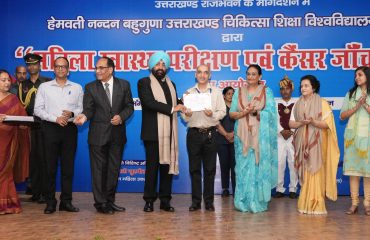 स्वास्थ्य के क्षेत्र में उत्कृष्ट कार्य करने वाले चिकित्सकों को सम्मानित करते हुए राज्यपाल।