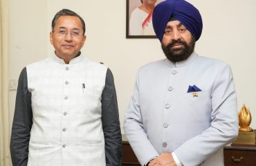 राज्यपाल से शिष्टाचार भेंट करते हुए सेतु आयोग के नवनियुक्त उपाध्यक्ष राजशेखर जोशी।