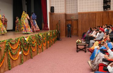राजभवन सभागार में आयोजित कार्यक्रम में कलाकारों द्वारा प्रस्तुत नृत्य को देखते हुए राज्यपाल।