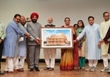 Representatives of Gujarat Samaj Samiti presenting the picture of Somnath Temple as a souvenir to the Governor.;?>