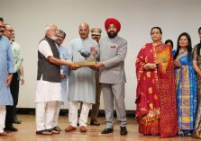 Hon'ble Governor presenting memento to the representatives of Gujarat Samaj Samiti.;?>