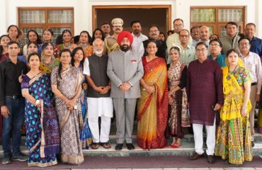 Members of Gujarat Samaj and Maharashtra Social Welfare Committee along with the Hon'ble Governor.