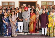 Members of Gujarat Samaj and Maharashtra Social Welfare Committee along with the Hon'ble Governor.;?>